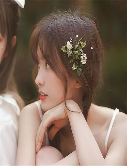 《兼差女郎》场景布置分析：环境设计与主题呼应探讨